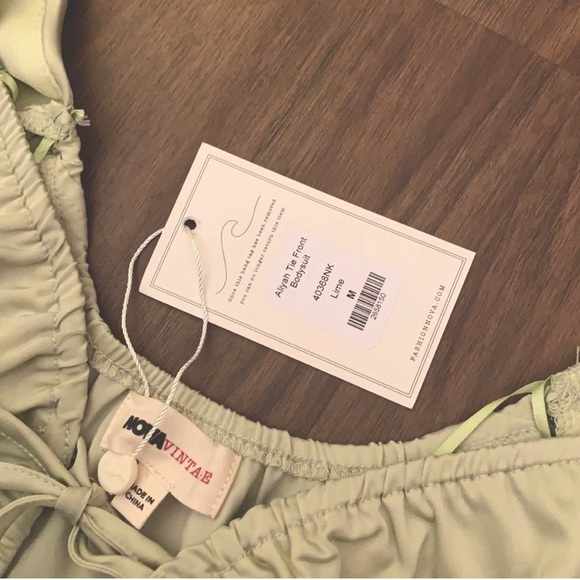 [SOLD] FASHION NOVA Aaliyah Tie Front Bodysuit - Picture 4 of 7